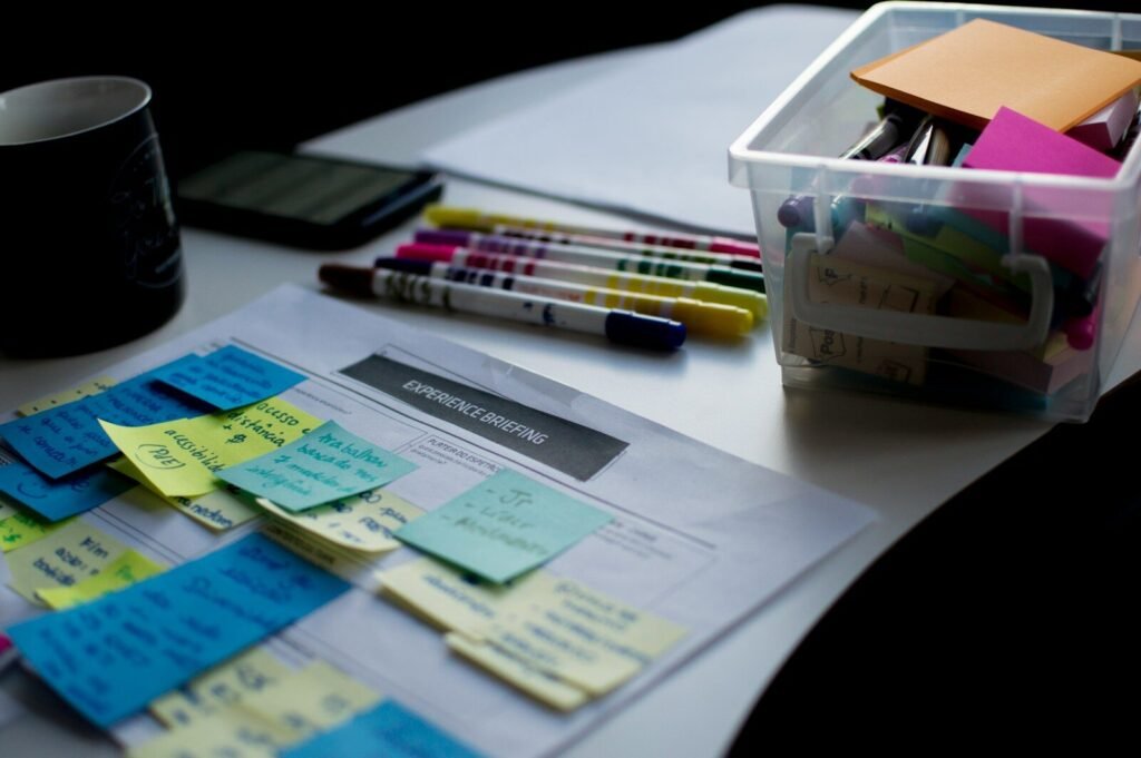 desk with planner, stationery and post‑it notes, representing organised travel planning, tips, and practical preparation